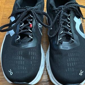 On Cloud Monster. Woman’s size 7.5 . Excellent condition , worn once.